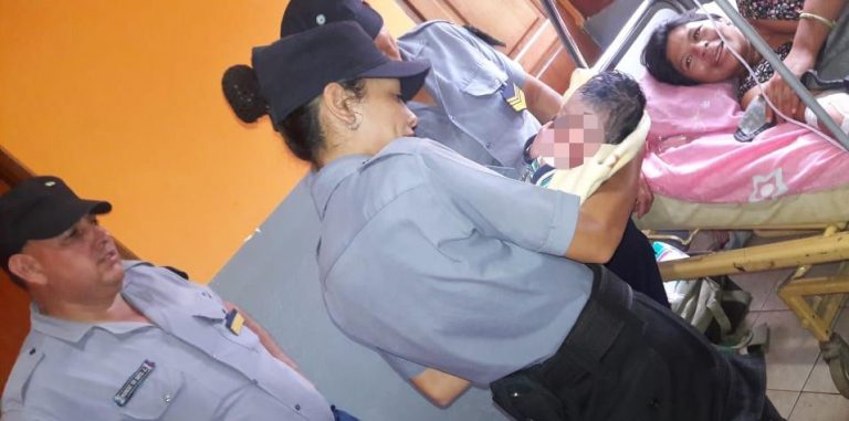 Policías asistieron a una mujer que dio a luz a una beba en Dos de Mayo
