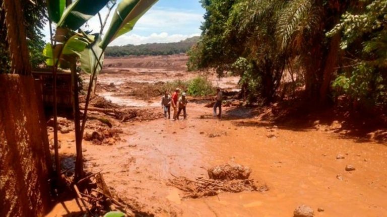Se derrumbó la represa de una minera en Brasil: hay varios muertos y 200 desaparecidos