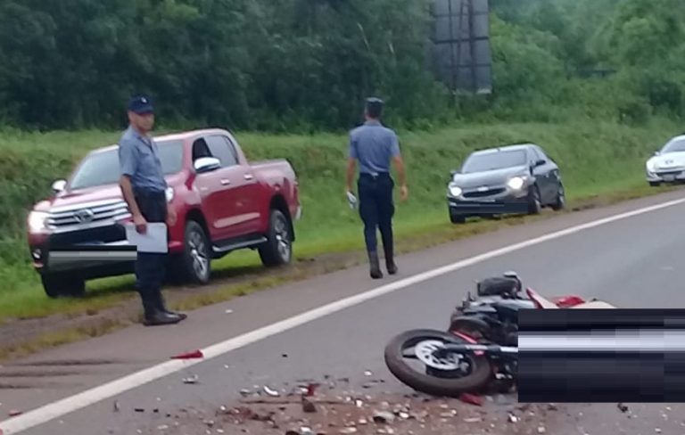 Un motociclista falleció en el acto tras chocar con un camión