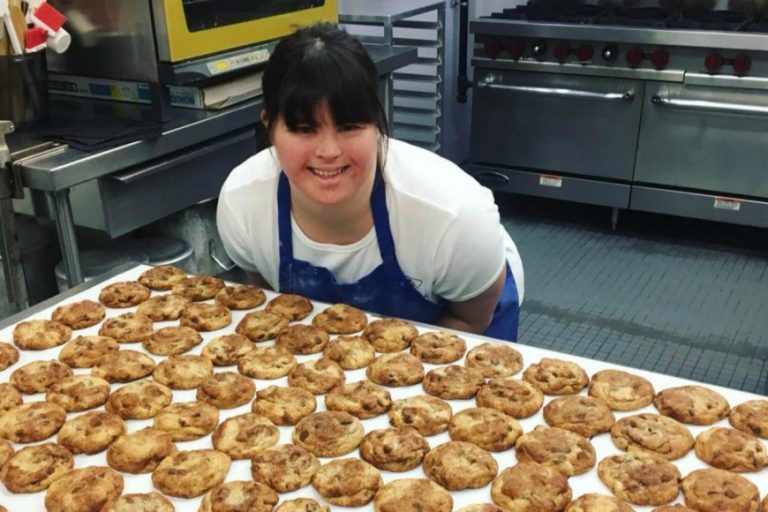 Tiene síndrome de down, no le daban trabajo, abrió su propia panadería y es un éxito