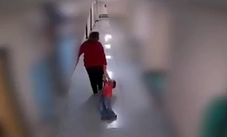 Una maestra fue procesada por arrastrar a un niño con autismo por los pasillos de la escuela