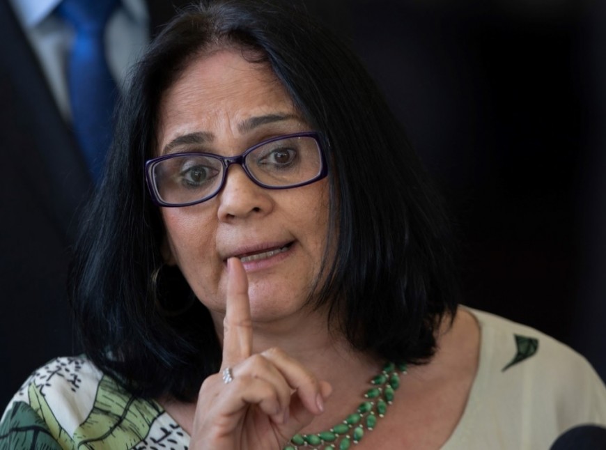Una ministra de Jair Bolsonaro propone que los niños vistan de azul y las niñas, de rosa