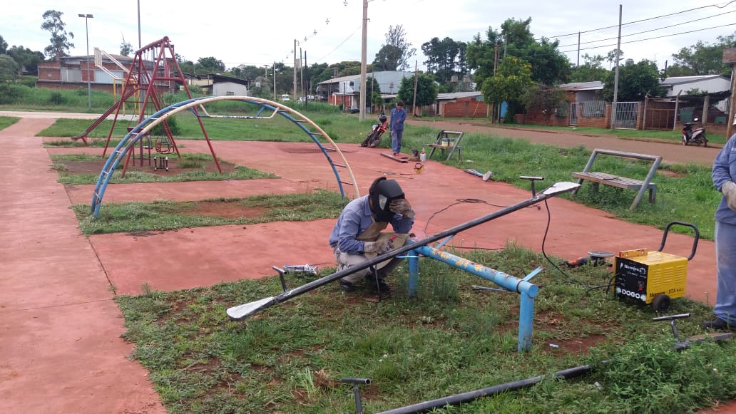 Realizaron mejoras en la plaza del barrio 2 de Abril de Itaembé Miní