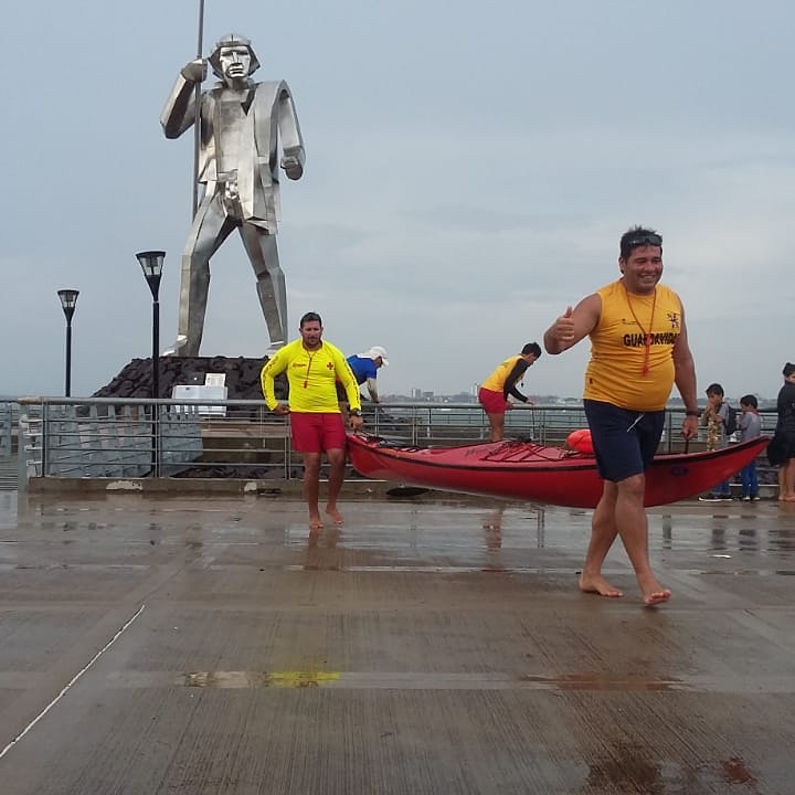 Guardavidas municipales auxiliaron a un kayak que quedó atrapado en la tormenta