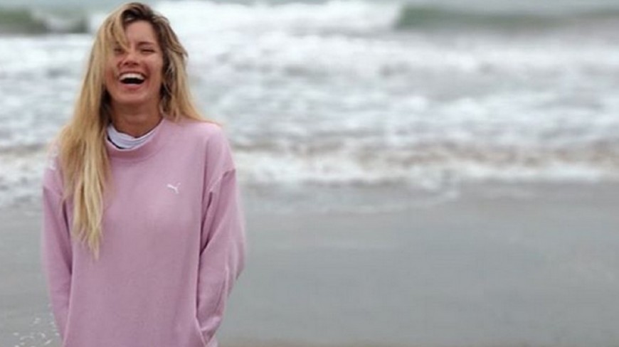 Las fotos de Laurita Fernández jugando en la playa con Rufina