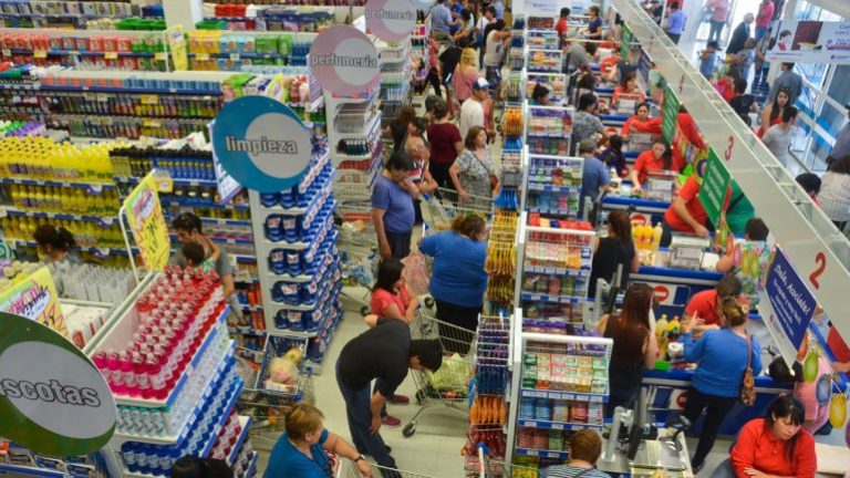 Efecto colateral de la inflación: récord en disparidad de precios en grandes cadenas de supermercados y minoristas
