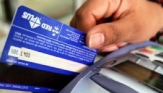 Crisis: cuatro de cada 10 argentinos pagan el supermercado con tarjeta de crédito