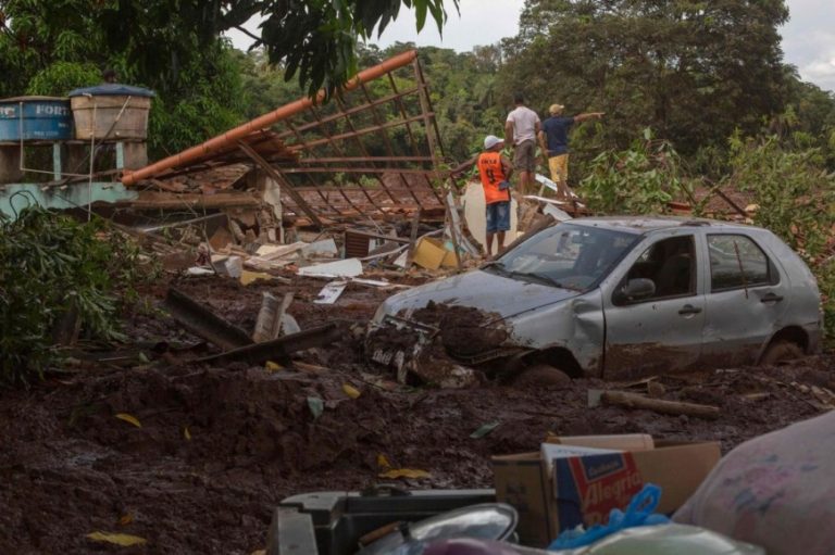 Tras el derrumbe de la represa en Brasil, reanudan la búsqueda de desaparecidos y hay casi 60 muertos