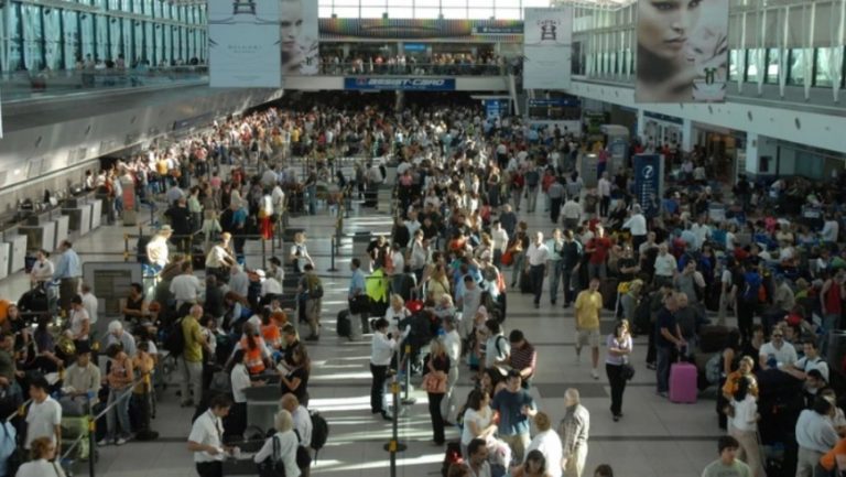 La cantidad de turistas que viajaron al exterior cayó un 20 por ciento y subió la llegada de extranjeros