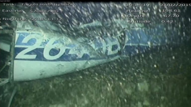 Hallaron un cuerpo entre los restos del avión en el que viajaba Emiliano Sala