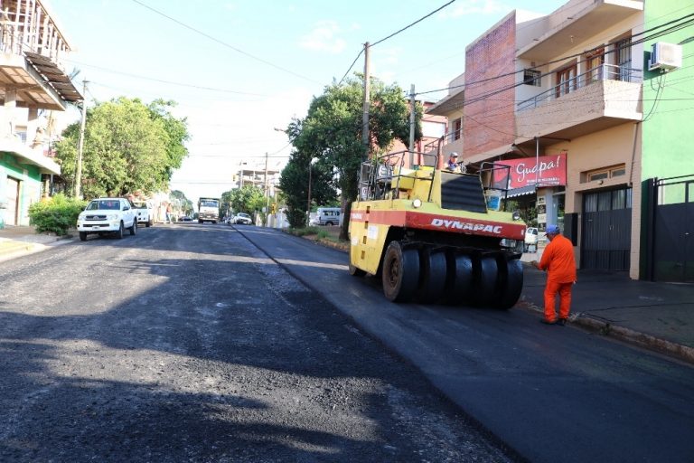 Repavimentan la calle Córdoba en Oberá