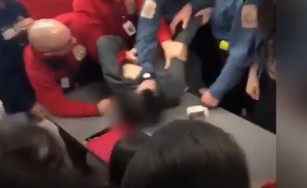EEUU: un policía golpeó a una estudiante negra de 15 años