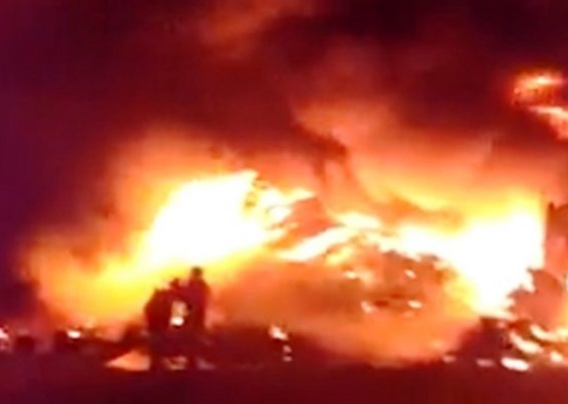 Feroz incendio devoró por completo el galpón de Sudamérica Embalajes en Alem