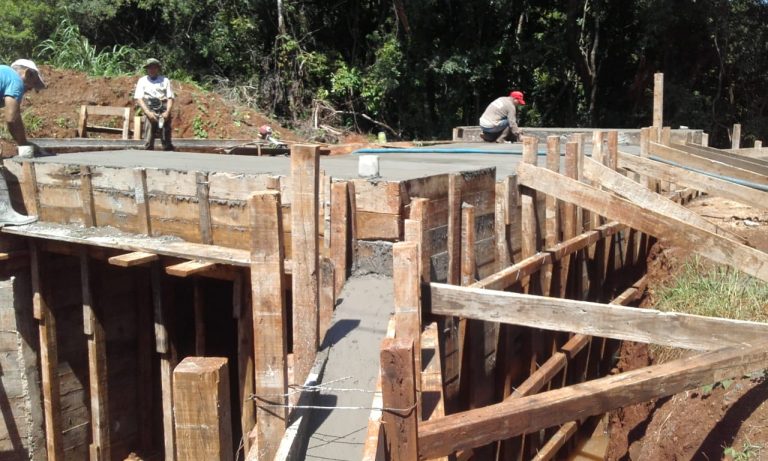 Puerto Leoni: elevado porcentaje de avance en la construcción del puente sobre el arroyo Los Indios