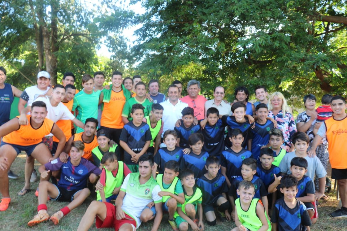 Entregaron elementos deportivos y Deporbonos al club deportivo 1° de Mayo