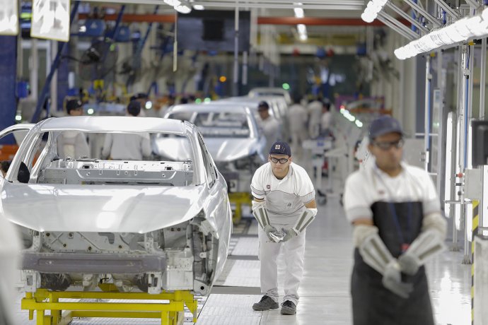 En enero, la producción automotriz cayó 32,3 por ciento