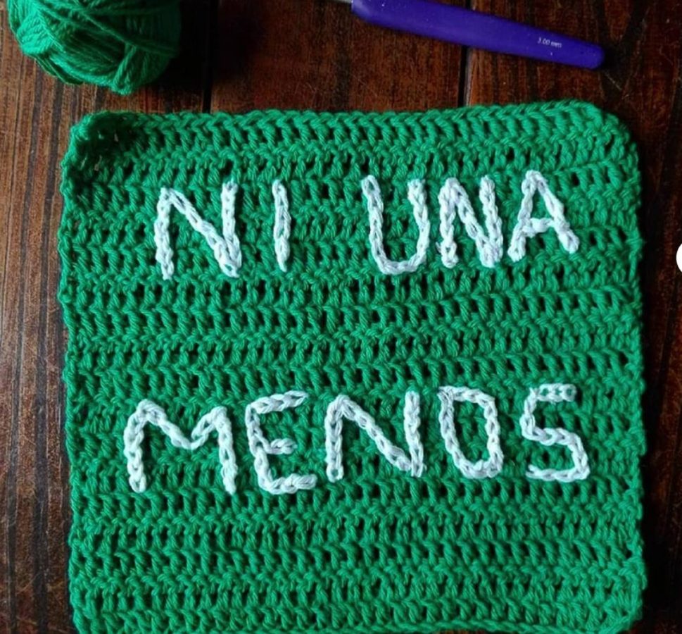 Argentina teje la bandera feminista más grande del mundo