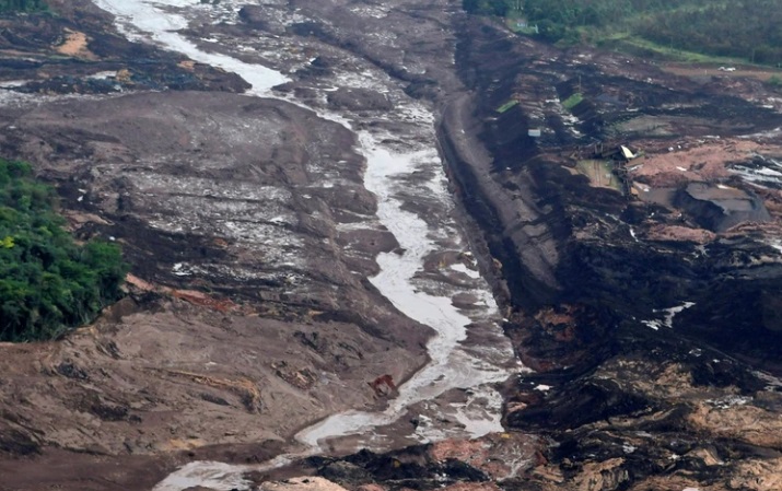 El momento exacto en que colapsa el dique minero en Brasil