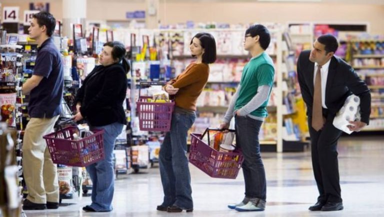 Supermercados lanzan más servicios para que no se hagan largas filas de espera