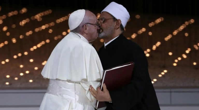 El Papa besó a un imán musulmán y la foto recorre el mundo