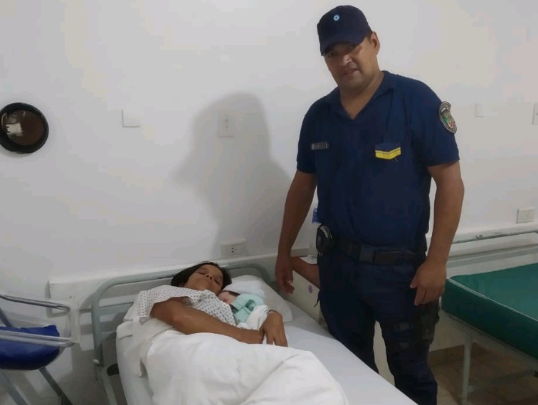 Policía partero en Puerto Iguazú: ayudó dar a luz a una mujer de 40 años 