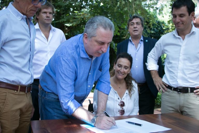 Passalacqua y Michetti firmaron un convenio para la construcción de nuevas viviendas sustentables de madera