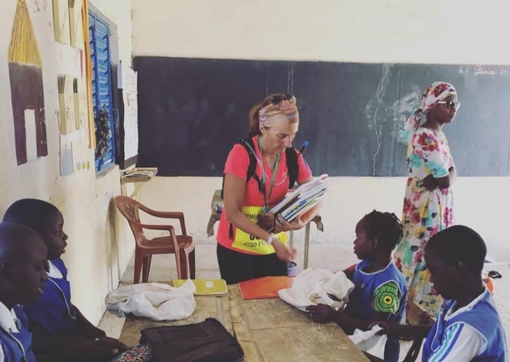 Dos runners argentinas juntaron 120 kg de útiles y los donaron a una escuela en Senegal