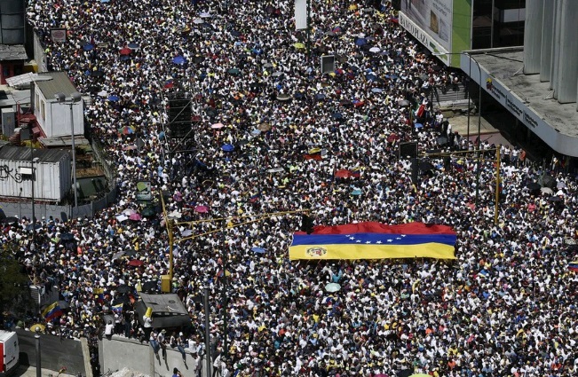 Venezuela dividida: dos marchas, a favor y en contra de Maduro
