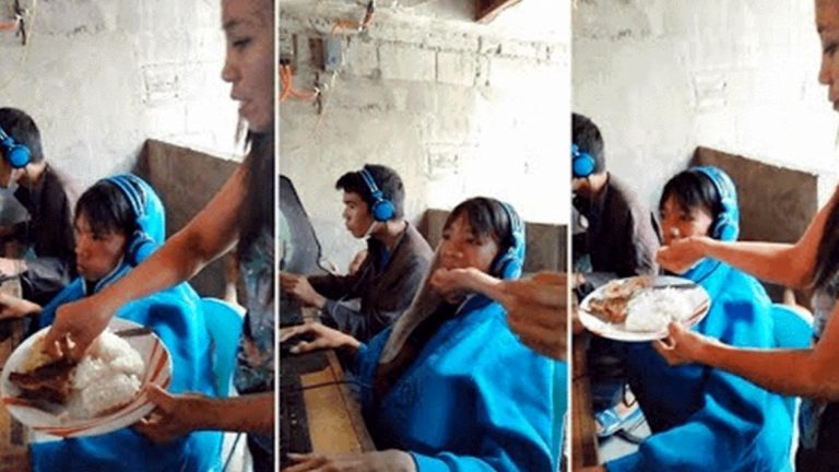 Una mujer alimenta a su hijo de 13 años en la boca porque no se puede despegar de un videojuego