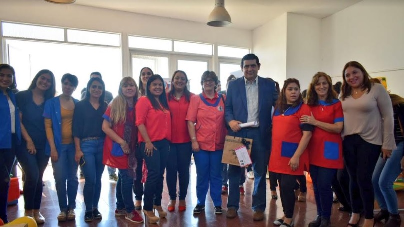 Losada entregó equipamiento a jardines maternales