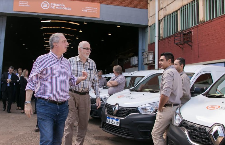 Passalacqua entregó 15 automóviles y equipamiento a Energía de Misiones