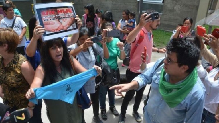 Mendoza: prohíben que las alumnas lleven pañuelos verdes y celestes en las aulas