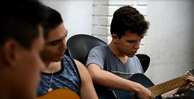Dictarán talleres gratuitos de guitarra en Villa Cabello