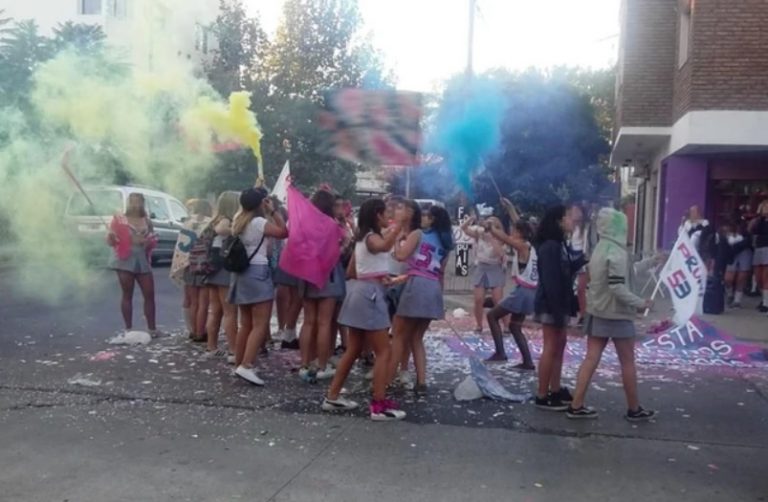 UPD: la polémica moda que se extiende entre los futuros egresados de la secundaria