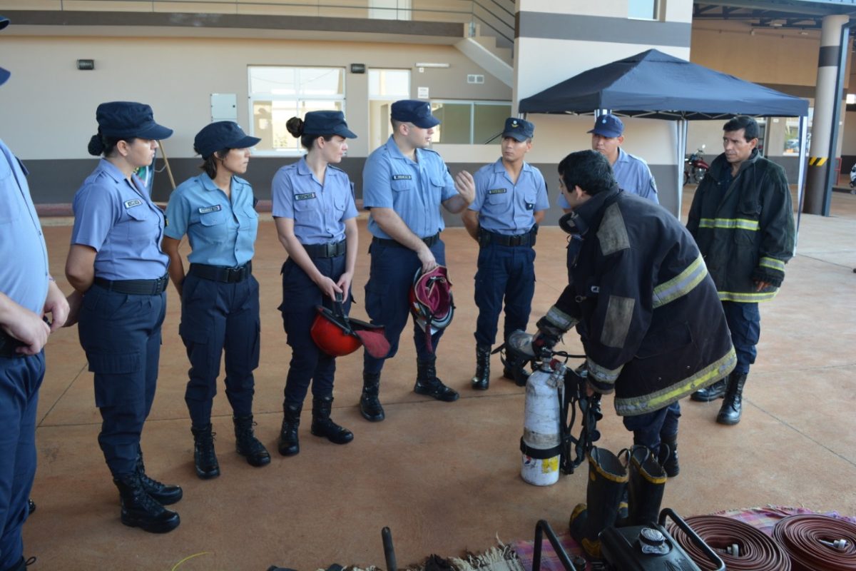 Policías participan del Curso Intensivo de Bomberos