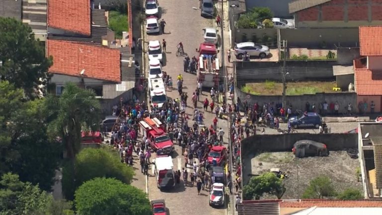 Brasil: dos jóvenes asesinaron en una escuela a cinco niños y tres adultos, luego se suicidaron
