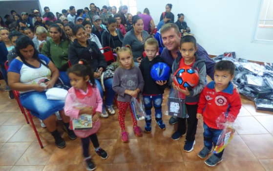 Campo Grande: Sartori entregó kits escolares a niños y jóvenes