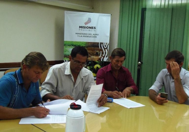 Seis Cooperativas firmaron convenios para el fortalecimiento de las cuencas lecheras de la Provincia