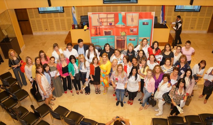 Con eje en el protagonismo de la mujer, artistas misioneras exponen obras en la Legislatura
