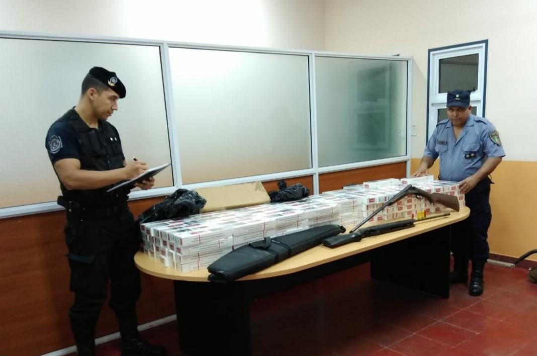 Tras un allanamiento incautaron cigarrillos, secuestraron armas y detuvieron a una persona