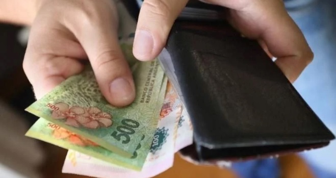 El salario registrado caerá cerca del 4% en 2019, según informe de Ecolatina
