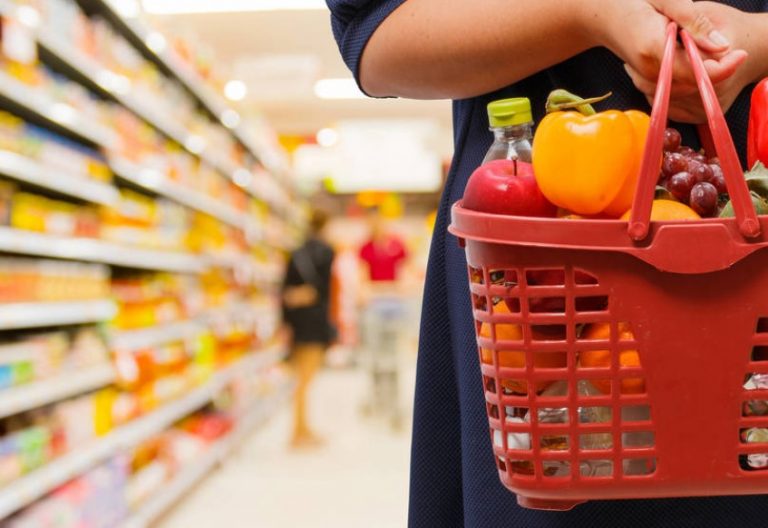 En enero, las ventas en supermercados y shopping cayeron hasta 15,1%