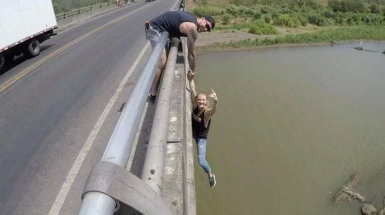 Extremo: actríz estadounidense se colgó de un puente sobre un río con cocodrilos