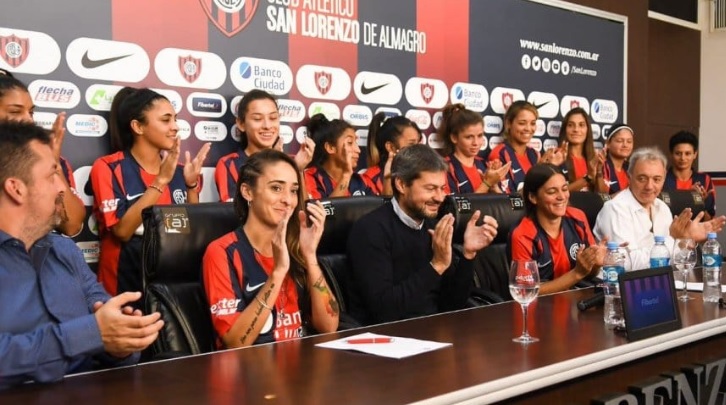 Fútbol femenino: la posadeña López firmó su primer contrato como jugadora profesional