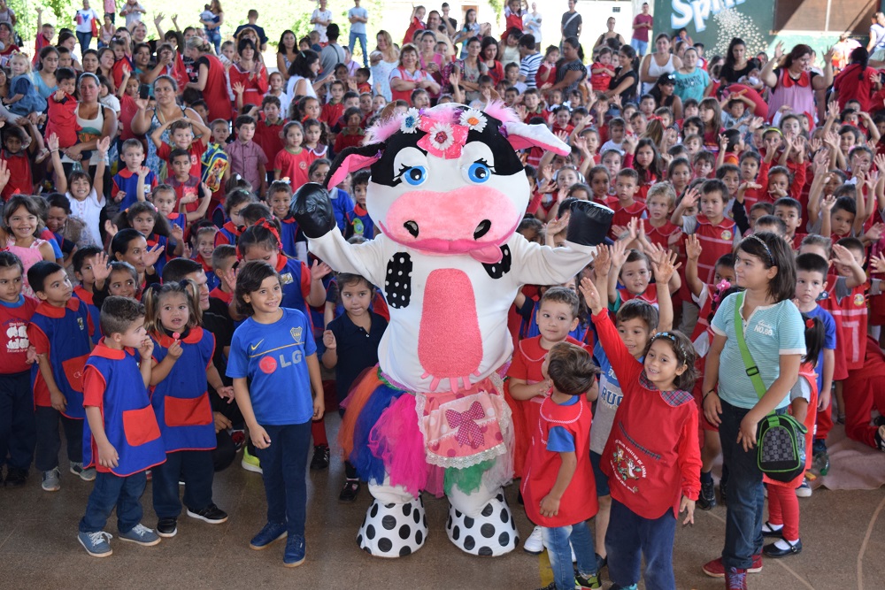 Candelaria: Gurises deleitó a los niños con su show y entregó kits didácticos 