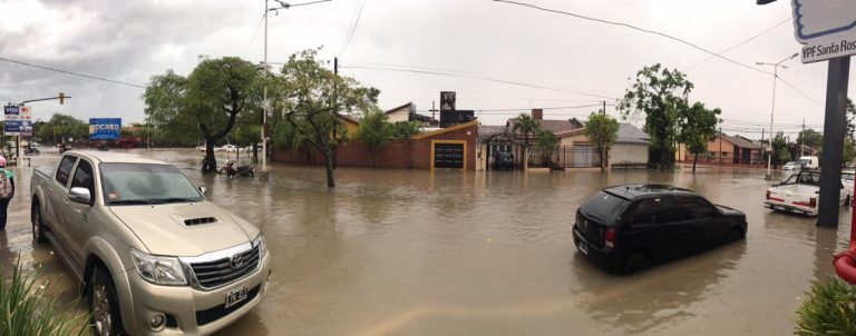 Intensa tormenta dejó al centro correntino inundado