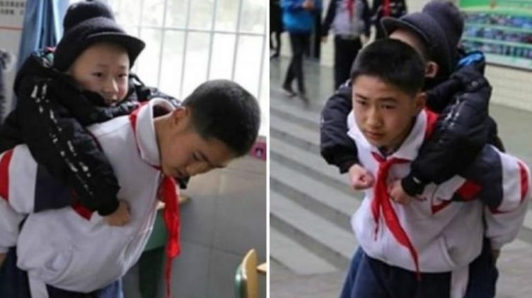 Un nene lleva a caballito a su amigo discapacitado todos los días a la escuela