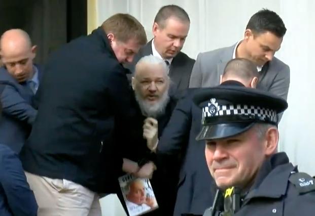 Detienen a Julian Assange, fundador de Wikileaks