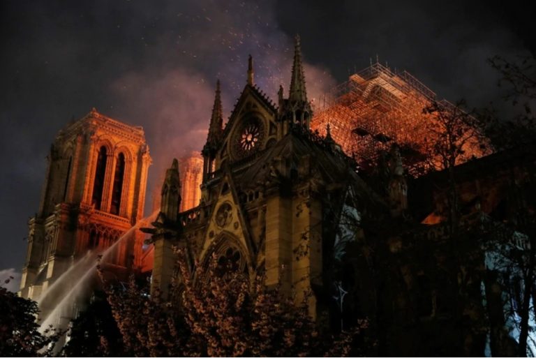 Los bomberos no logran detener el incendio en la catedral de Notre Dame