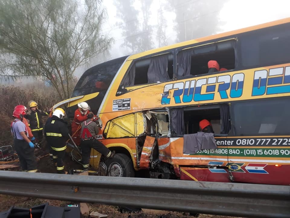Ómnibus de Crucero del Norte chocó con un camión en Córdoba: un muerto y 16 lesionados
